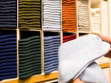 kadın el giyim mağaza satış için raflarda ışık mavi çorap çorap yığın Seç