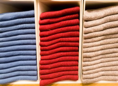 renkli çorap yığın üzerinde giyim mağaza satış için raflar