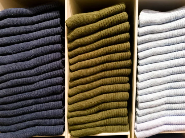 Renkli çorap yığın üzerinde giyim mağaza satış için raflar — Stok fotoğraf