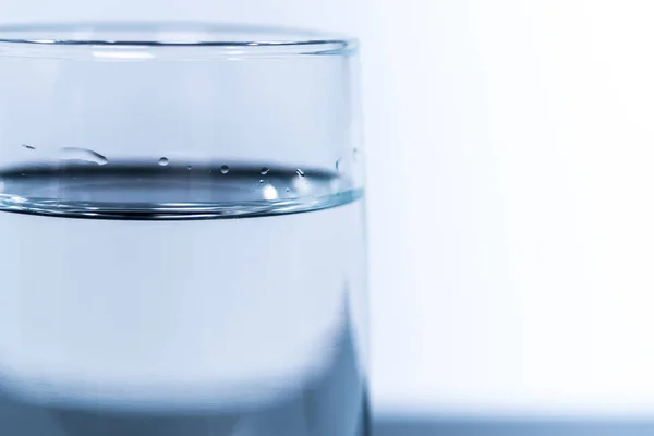Крупногабаритный стакан воды, пресная и чистая вода, концепция дня воды . — стоковое фото
