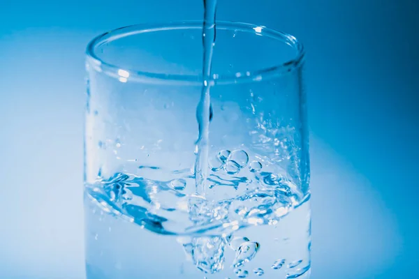 水、新鮮で純粋な水、水日概念の世界のガラスをクローズ アップ. — ストック写真
