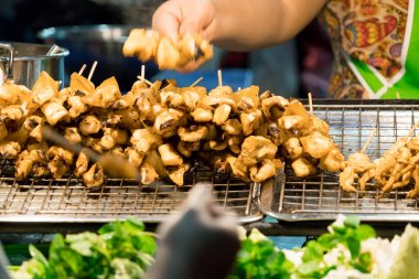 Tayland gece gıda pazarı, gece sahnesinde taze kalamar kızartma Dükkanı