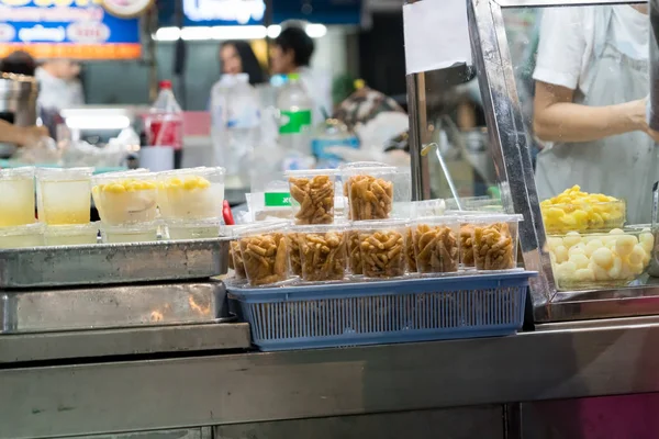 Thajsko noční trh s potravinami, čínský cukrárna v nočních scéních — Stock fotografie