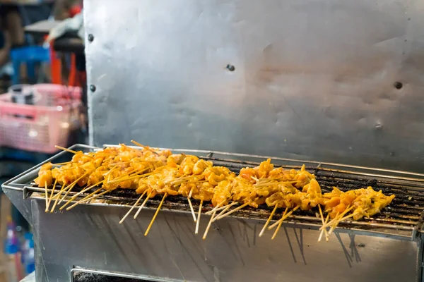 Tailandia mercado de comida nocturna, la tienda de barbacoa de cerdo a la parrilla en la escena nocturna —  Fotos de Stock