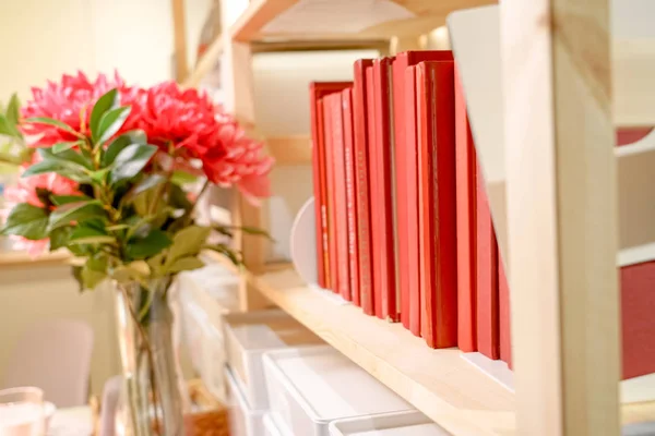 Prateleira do livro, livro vermelho na prateleira, conceito da educação — Fotografia de Stock