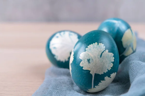 Frohe Ostern, drei blaue Bio-Ostereier, die auf dem Holztisch stehen, Osterfestdekoration, Osterkonzept-Hintergründe mit Kopierraum — Stockfoto