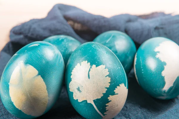 Frohe Ostern, Bio-blaue Ostereier, die auf dem Holztisch stehen, Osterfestdekoration, Osterkonzept-Hintergründe mit Kopierraum — Stockfoto