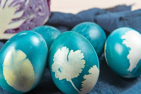Frohe Ostern, Bio-blaue Ostereier, die auf dem Holztisch stehen, Osterfestdekoration, Osterkonzept-Hintergründe mit Kopierraum — Stockfoto