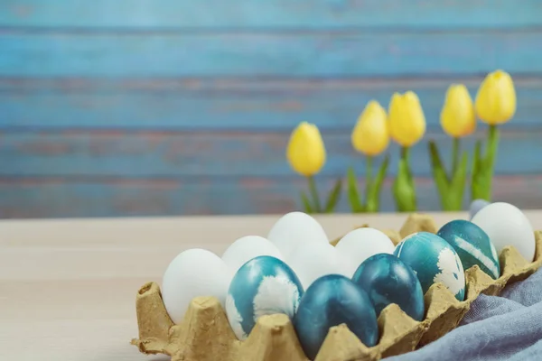Frohe Ostern, Bio-blaue Ostereier mit weißen Farbeeiern warten auf Bemalung, Osterfesttagsdekorationen, Osterkonzept Hintergründe mit Kopierraum — Stockfoto