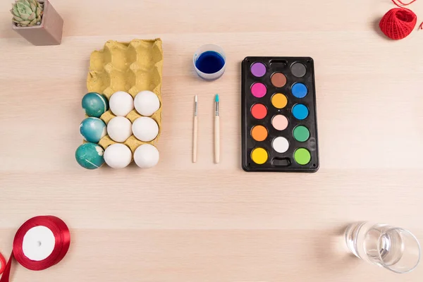 Frohe Ostern, Bio-Eier und Farbe malen Vorbereitung für Osterfest, Ostern Konzept Hintergründe mit Kopierraum — Stockfoto