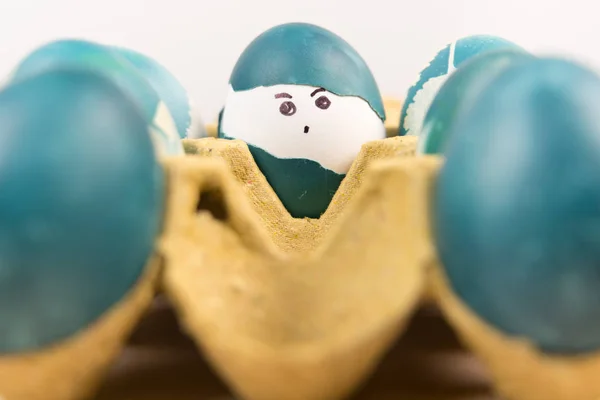 Frohe Ostern, netter Junge Bio-Ostereier, Kinderschminken auf dem Ei, Osterfeiertagsdekorationen, Osterkonzept Hintergründe mit Kopierraum — Stockfoto