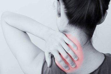 closeup kadın boyun ve omuz ağrısı/yaralanma ağrı alan ile beyaz arka plan üzerinde kırmızı parlak nokta ile sağlık ve tıp kavramı - B&W filtresi