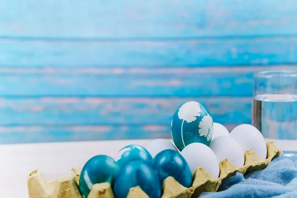 Frohe Ostern, blaue Bio-Ostereier, die auf den weißen Farbeeiern stehen, warten auf Bemalung, Osterfesttagsdekoration, Osterkonzepte Hintergründe — Stockfoto