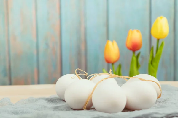 Feliz Pascua, huevos de Pascua orgánica esperar a la pintura, decoraciones navideñas de Pascua, fondos concepto de Pascua con espacio de copia — Foto de Stock