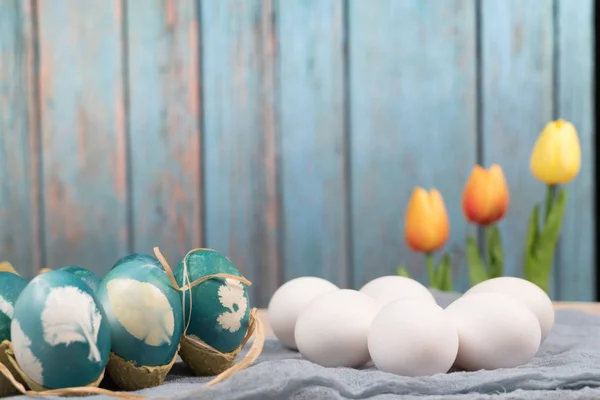 Feliz Pascua, huevos orgánicos de Pascua esperan la pintura con huevos azules de Pascua, decoraciones navideñas de Pascua, fondos de concepto de Pascua con espacio en blanco — Foto de Stock