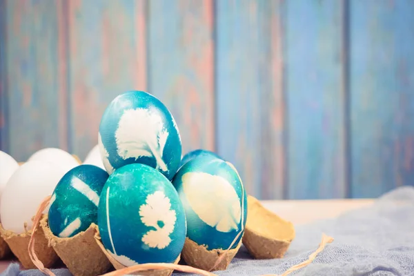 Feliz Pascua, huevos de Pascua azul orgánico con huevos de color blanco esperar a la pintura, decoraciones de vacaciones de Pascua, fondos concepto de Pascua con espacio de copia — Foto de Stock