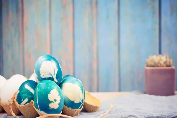 Feliz Pascua, huevos de Pascua azul orgánico con huevos de color blanco esperar a la pintura, decoraciones de vacaciones de Pascua, fondos concepto de Pascua con espacio de copia — Foto de Stock
