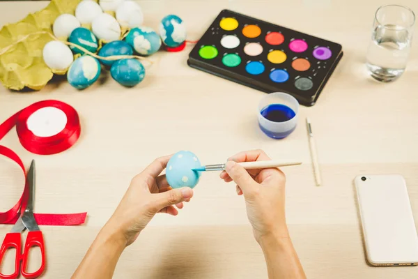 Frohe Ostern, Frauen bemalen die Ostereier für Osterfest, Ostern Konzept Hintergründe mit Kopierraum — Stockfoto