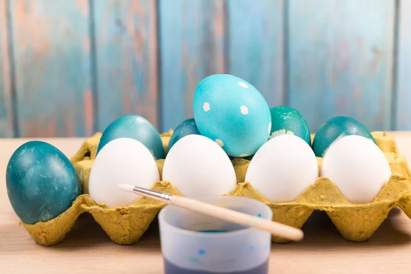 Frohe Ostern, Bio-blaue Ostereier mit weißen Farbeeiern warten auf Bemalung, Osterfesttagsdekorationen, Osterkonzepte Hintergründe — Stockfoto