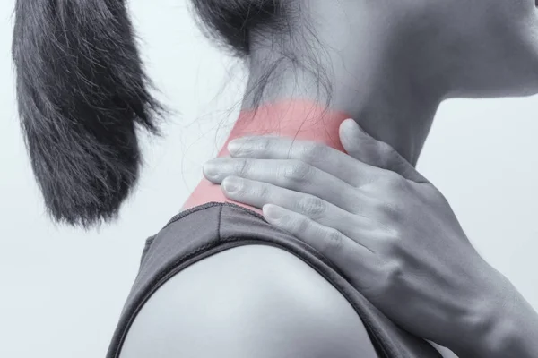 Крупный план женщин боль в шее и плече / травма с красными выделениями на области боли с белым фоном, здравоохранение и медицинская концепция -B & W фильтр — стоковое фото