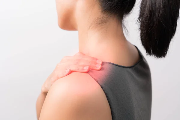 Крупный план женщин боль в шее и плече / травма с красными выделениями на области боли с белым фоном, здравоохранение и медицинская концепция — стоковое фото