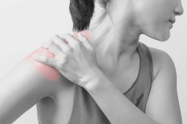 Closeup mulheres pescoço e ombro dor / lesão com destaques vermelhos na área de dor com fundos brancos, cuidados de saúde e conceito médico - filtro B & W — Fotografia de Stock