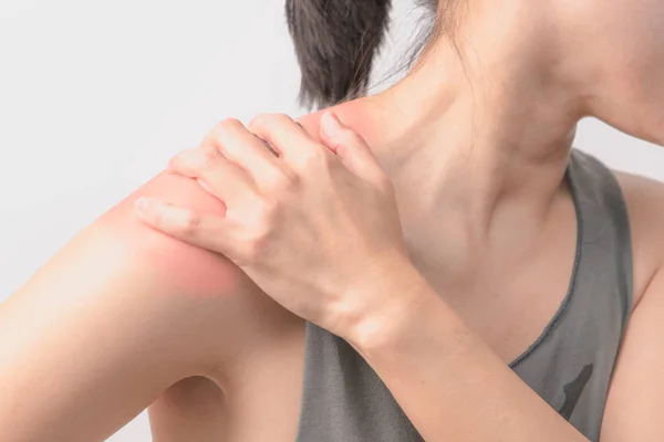 Closeup mulheres pescoço e ombro dor / lesão com destaques vermelhos na área de dor com fundos brancos, cuidados de saúde e conceito médico — Fotografia de Stock