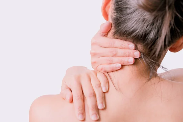 Close-up mulheres pescoço e ombro dor / lesão com fundos brancos, cuidados de saúde e conceito médico — Fotografia de Stock