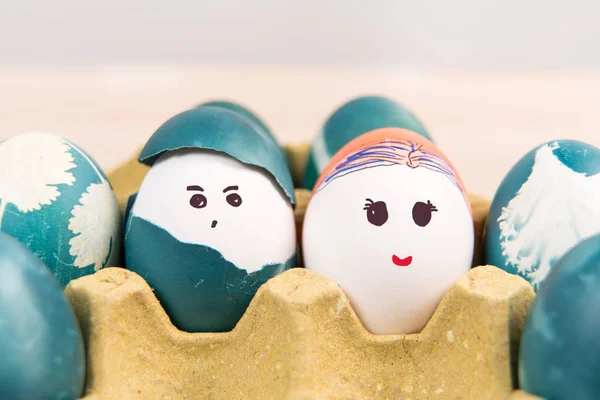 Feliz Pascua, lindo niño y niña huevos de Pascua orgánica, decoraciones navideñas de Pascua, fondos concepto de Pascua — Foto de Stock