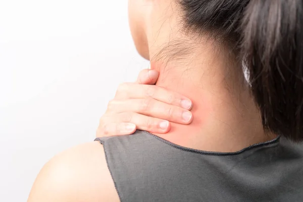 근접 촬영 여자 목과 어깨 통증/부상으로 흰색 배경 가진 고통 지역에 빨간 하이라이트, 건강 관리 및 의료 개념 — 스톡 사진