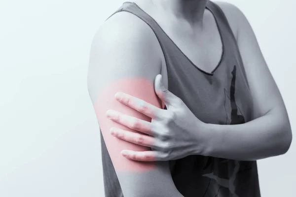 Close up mulheres braço e ombro dor / lesão com destaques vermelhos na área da dor com fundos brancos, cuidados de saúde e conceito médico - filtro B & W — Fotografia de Stock