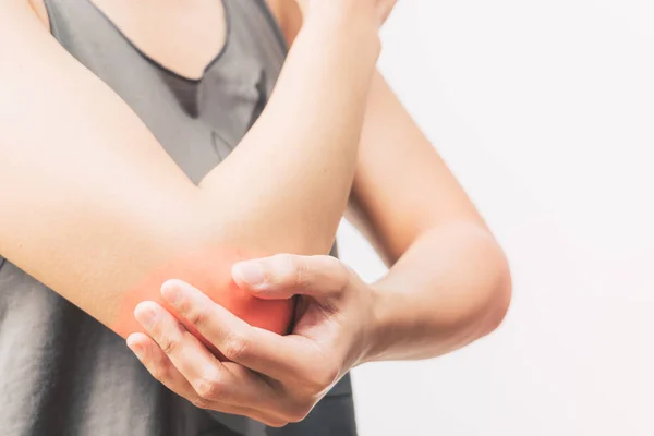 Dolor / lesión en el codo de las mujeres de primer plano con reflejos rojos en el área del dolor con fondos blancos, atención médica y concepto médico —  Fotos de Stock