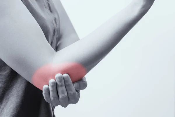 Боль в локте / травма крупным планом женщин с красными выделениями в области боли с белым фоном, здравоохранение и медицинская концепция - B & W фильтр — стоковое фото