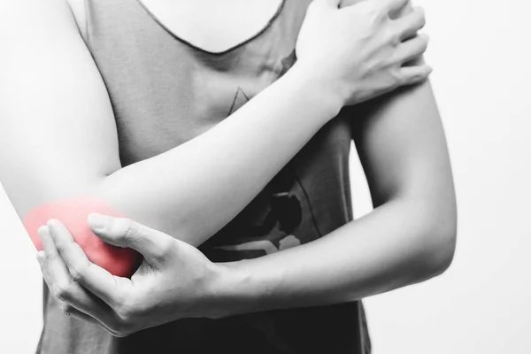 Closeup mulheres cotovelo dor / lesão com destaques vermelhos na área de dor com fundos brancos, cuidados de saúde e conceito médico - B & W filtro — Fotografia de Stock