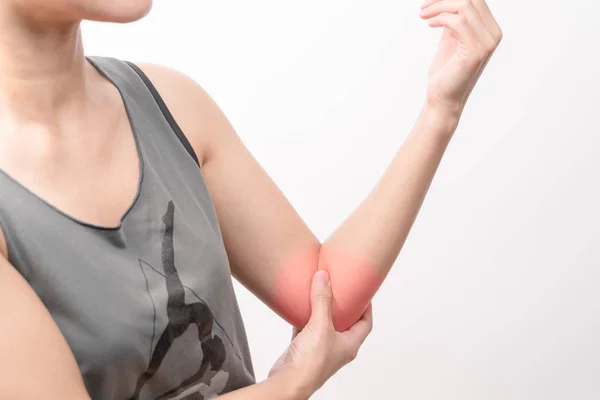 근접 촬영 여성 팔꿈치 통증/부상 흰색 배경 가진 고통 지역에 빨간 하이라이트, 건강 관리 및 의료 개념 — 스톡 사진