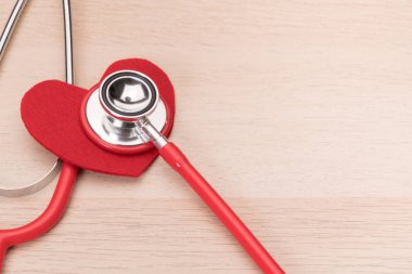 Steteskop ve kırmızı kalp simgesi, sağlık ve tıp, sağlıklı ve sigorta, Dünya Sağlık günü konsepti