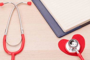 Steteskop ve kırmızı kalp simgesi, sağlık ve tıp, sağlıklı ve sigorta, Dünya Sağlık günü konsepti