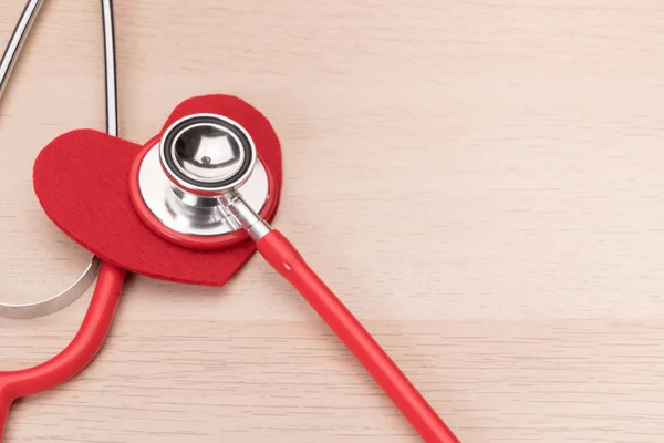 Estetoscópio e símbolo de coração vermelho, saúde e medicina, saudável e seguro, conceito de dia mundial de saúde — Fotografia de Stock