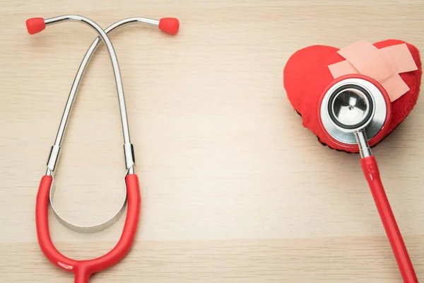 Estetoscopio y símbolo del corazón rojo, salud y medicina, salud y seguro, concepto del día mundial de la salud — Foto de Stock