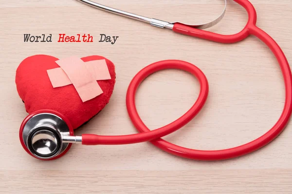 Stéthoscope et symbole du cœur rouge, santé et médecine, santé et assurance, concept de journée mondiale de la santé — Photo