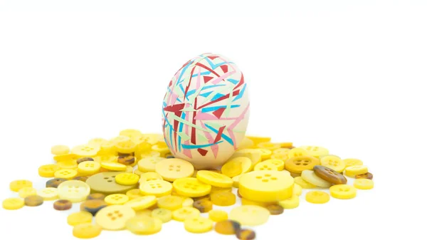 Páscoa feliz, ovo de Páscoa colorido em pé no botão amarelo, decorações de férias de Páscoa, fundos de conceito de Páscoa isolados — Fotografia de Stock