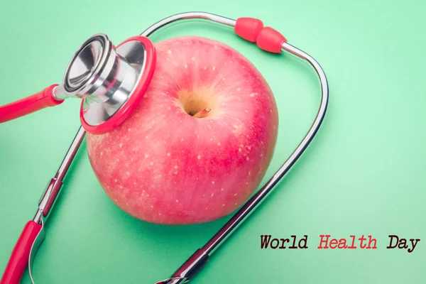 Stetoscopul medical și medicina și simbolul cardiac roșu sănătos și conceptul de zi mondială de sănătate — Fotografie, imagine de stoc