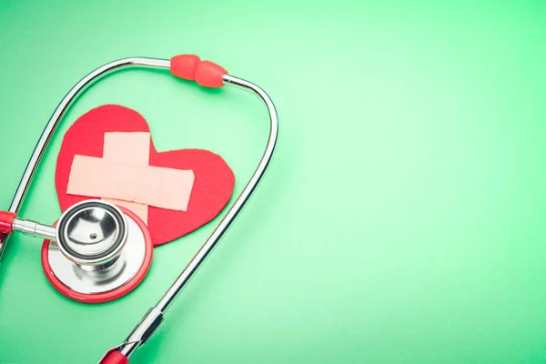 Salud y medicina estetoscopio y símbolo del corazón rojo sano y seguro concepto del día mundial de la salud — Foto de Stock