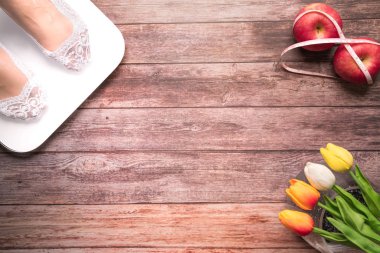 ağırlık ölçek beyaz dijital ahşap arka plan sağlık ve fitness yaşam kavramı kasette ölçme ile ölçek ve diyet Kırmızı elma bağlama üstünde duran kadınlar ayaklı