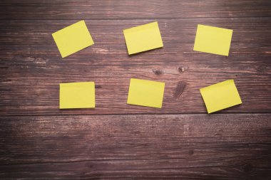 Yapışkan Not boş yer üstünde ahşap tahta arka planlar