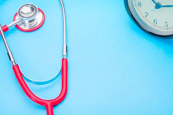 Vård och medicin stetoskop och röda hjärtat symbol friska och försäkring världen dag hälsokoncept — Stockfoto