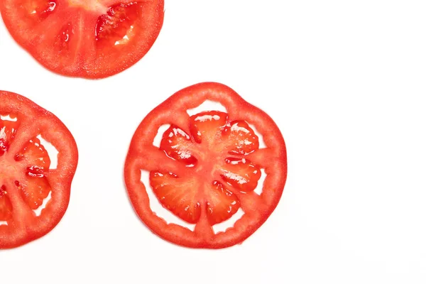 Corte vermelho tomate maduro isolado vista superior, frutas e vegetais conceito — Fotografia de Stock