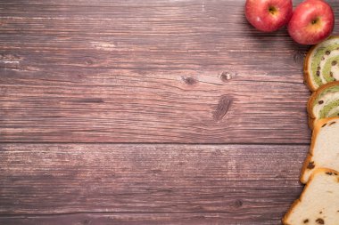 Kırmızı elma kompozisyon kökenli ahşap masa yiyecek ve içecek konsepti ile kopya alanı üzerinde kırmızı fasulye ve kuru üzüm ekmek