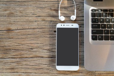 düz bilgisayar dizüstü ve çalışma tablosu Smartphone'da kopya alanı ile yatıyordu kompozisyon Üstten Görünüm