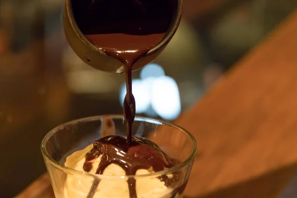 Affogato kaffe med glass på hälla espresso kaffe till glass Action, mat och dryck Concept-CloseUp under exponering — Stockfoto